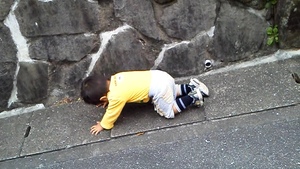 転んだ時に顔をケガするのは、普通じゃないよ？！