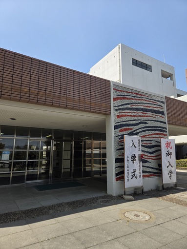 入学式。きれいな服装に合う姿勢を